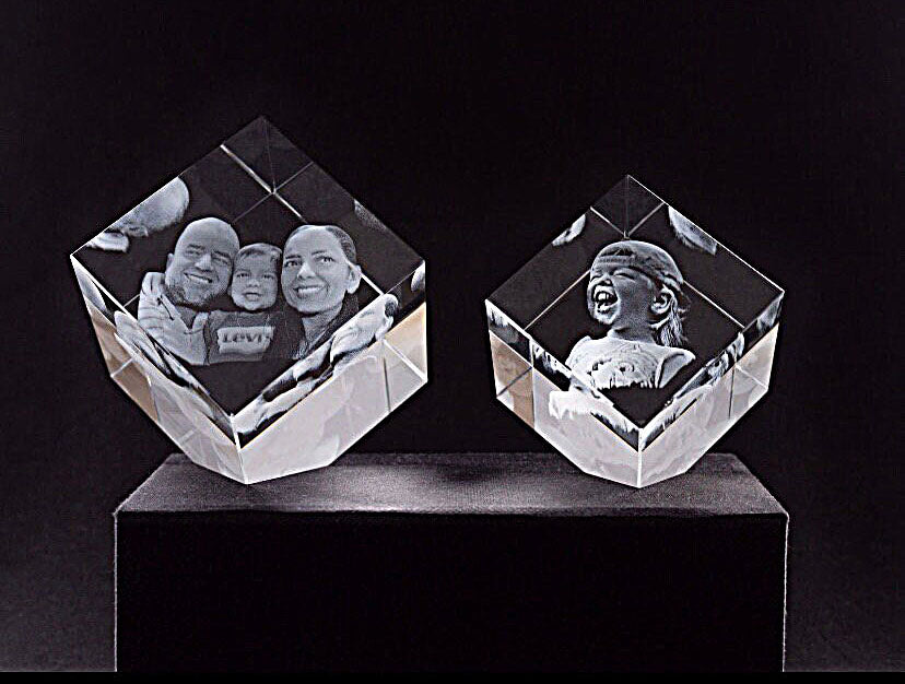 Souvenirs personalizados con fotografías, familia hijos regalos originales cristales en 3 dimensiones